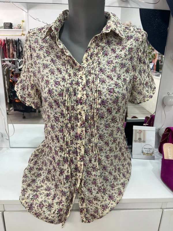 Camisa floral de manga corta con pinzas frontales