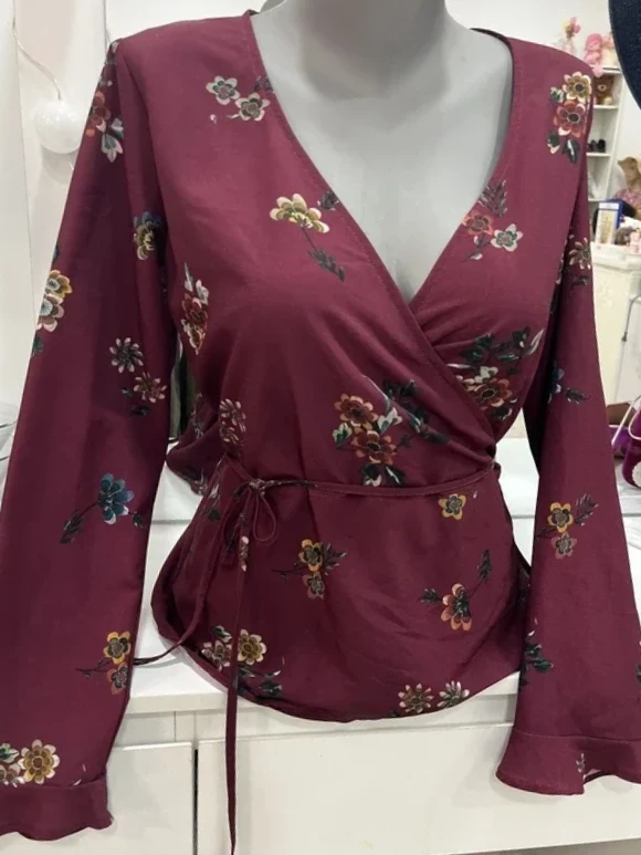 Blusa cruzada floral burdeos