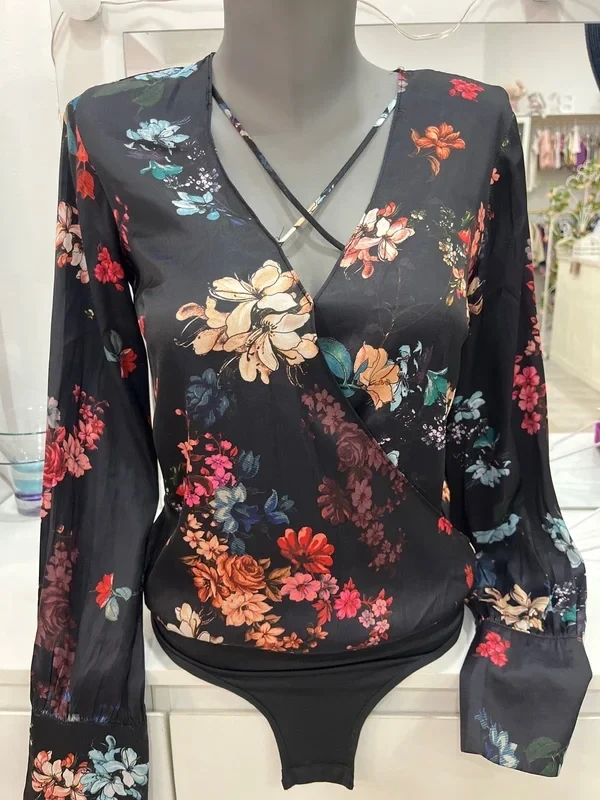 Body estampado floral negro