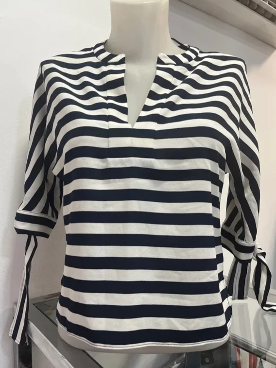 Blusa de rayas azul marino y blanco con lazo en las mangas