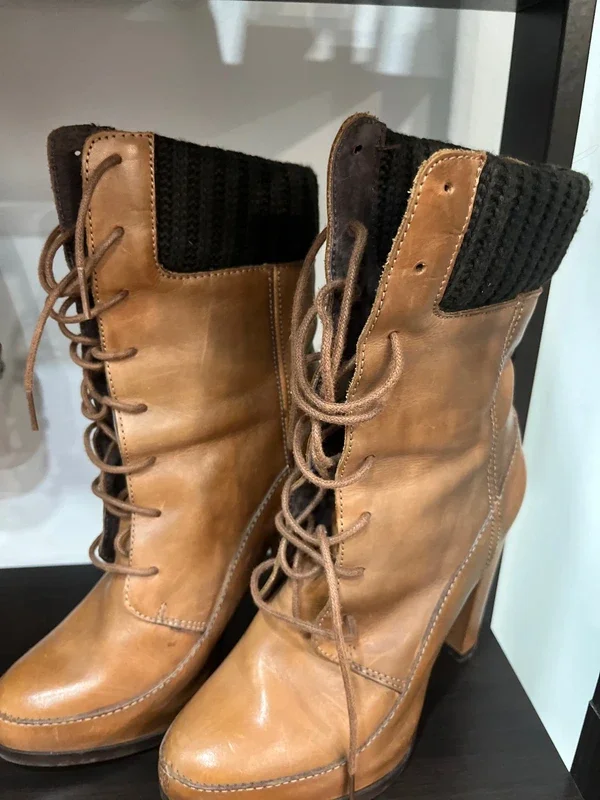 Botines camel con cordones y detalle de punto