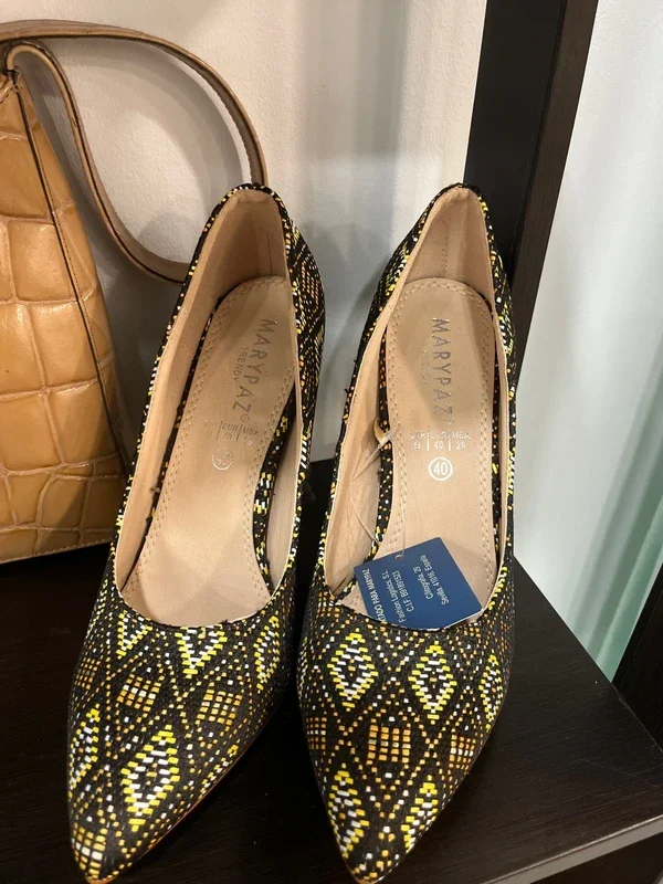 Zapatos de tacón Marypaz negros con estampado geométrico