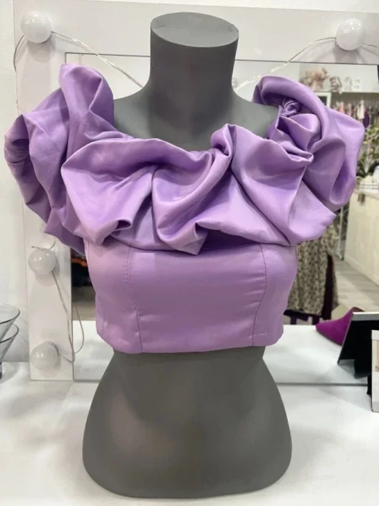 Top lila con volantes y escote Bardot
