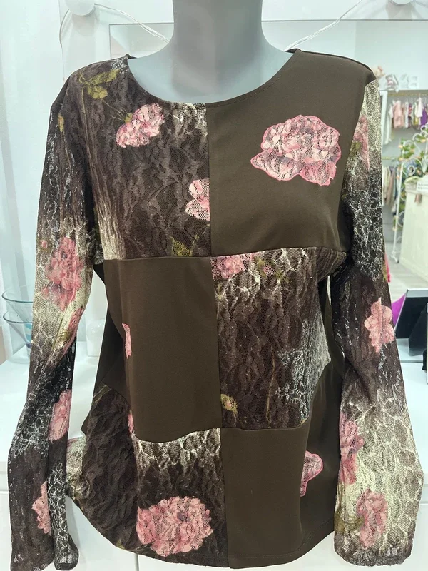 Blusa patchwork marrón con encaje floral rosa