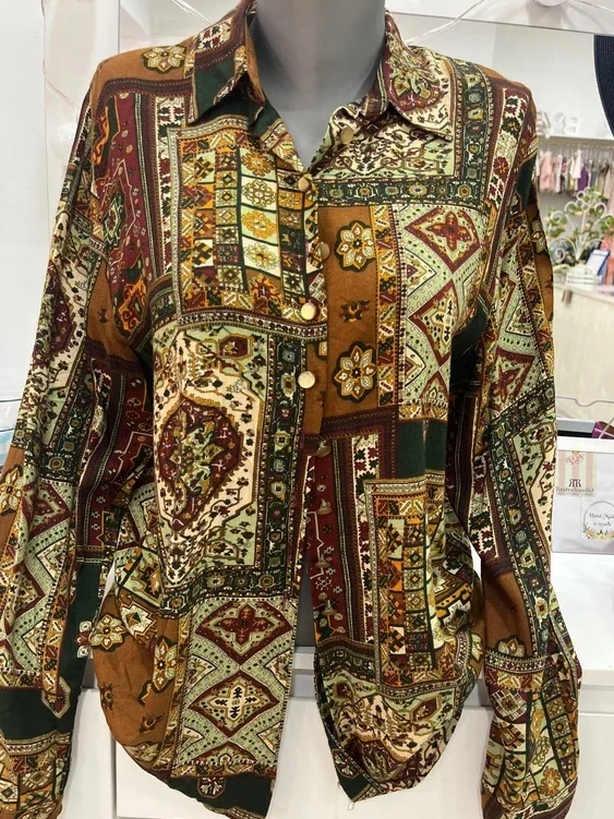 Camisa estampada multicolor estilo tapiz