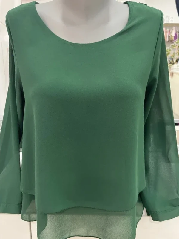 Blusa verde con doble capa y manga acampanada