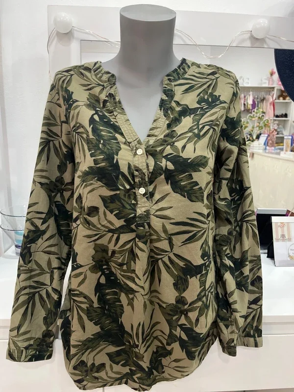 Blusa estampada hojas verde y beige