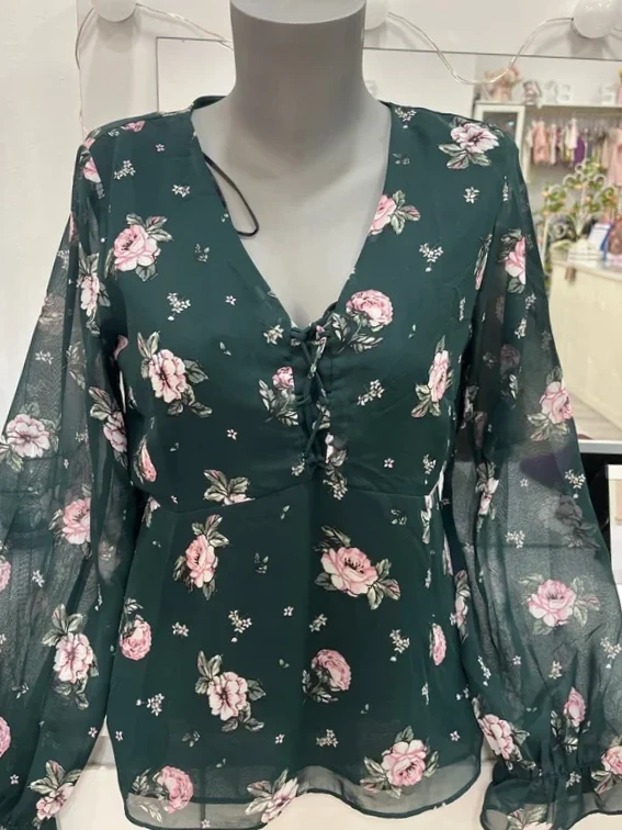 Blusa verde con estampado floral de rosas