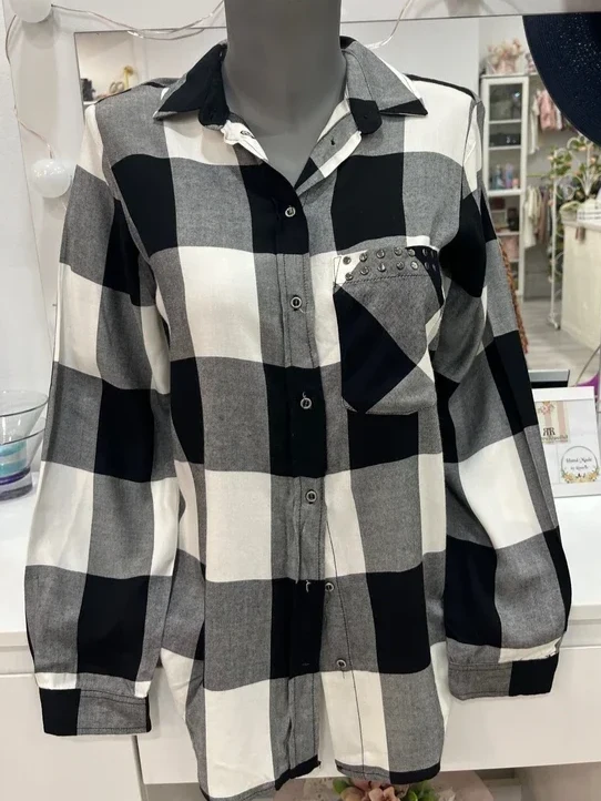 Camisa cuadros blanco y negro con tachuelas