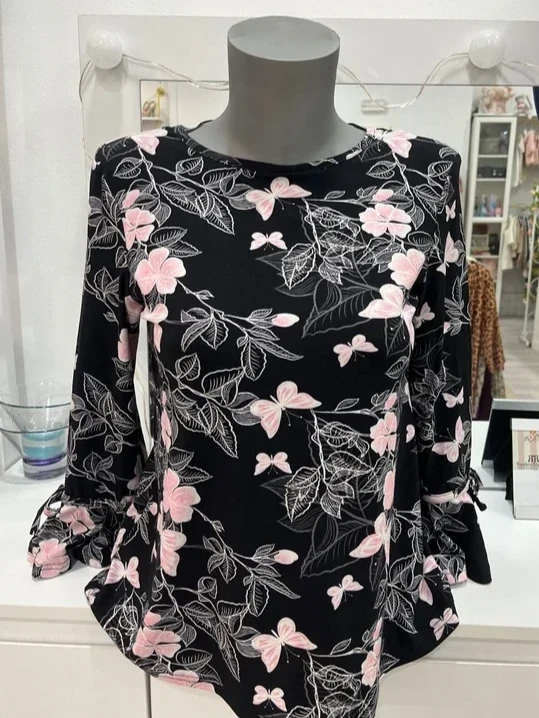 Blusa estampada floral y mariposas negra