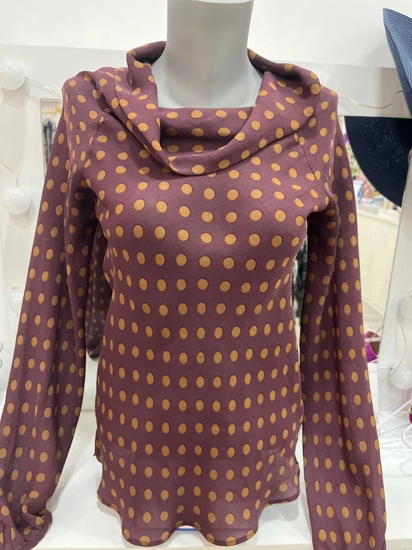 Blusa morada con lunares dorados y cuello drapeado
