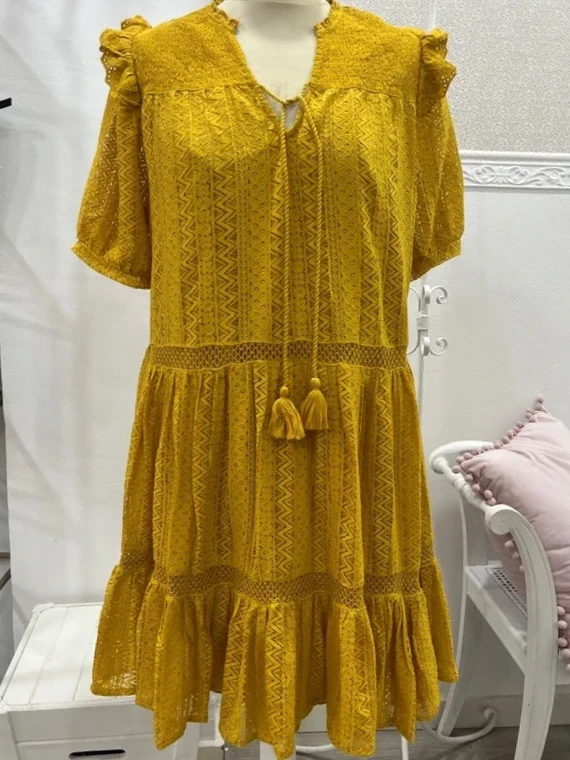Vestido amarillo con volantes y detalle de flecos