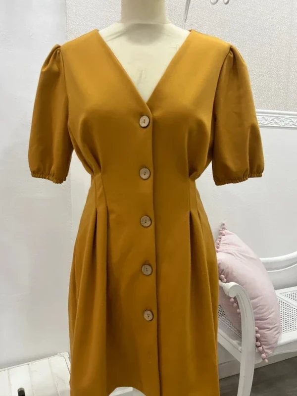 Vestido mostaza de manga corta con botones