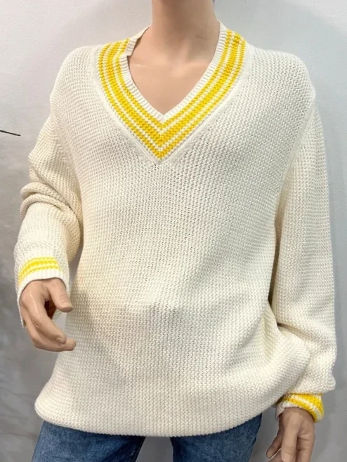 Jersey de hombre color crema con cuello pico y detalles amarillos
