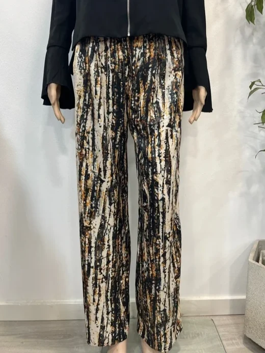 Pantalones fluidos estampados beige y negro