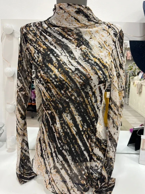 Blusa estampada de cuello alto