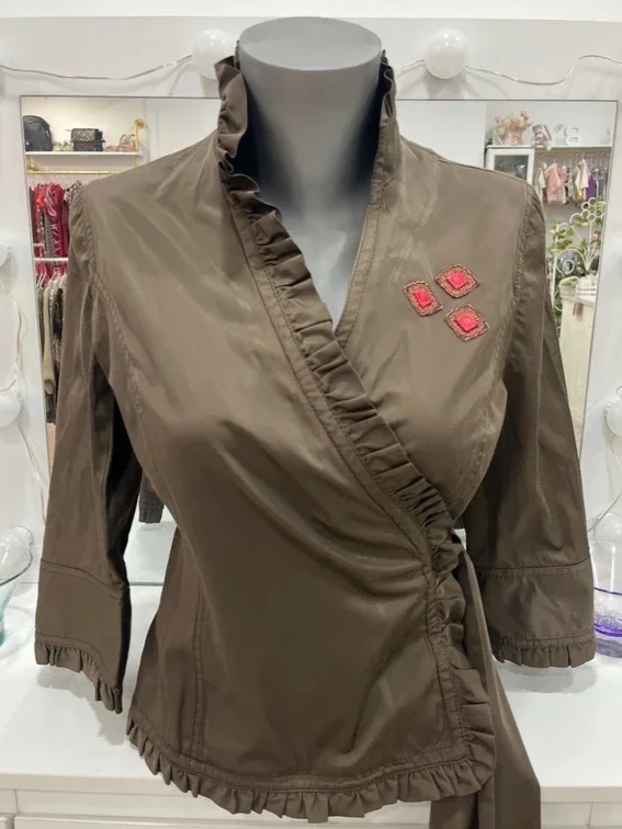 Blusa cruzada marrón con volantes y cuello alto