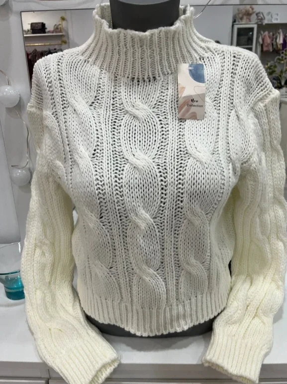 Jersey de punto blanco roto con cuello alto y trenzas