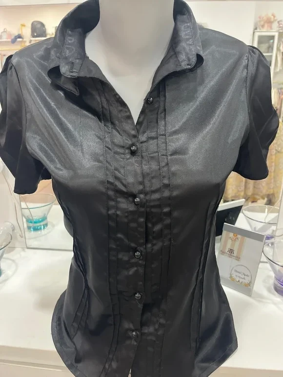 Camisa negra satinada de manga corta con cuello camisero