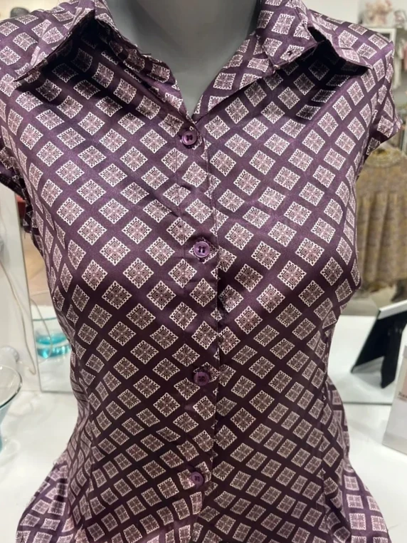 Blusa morada con estampado geométrico y cuello camisero