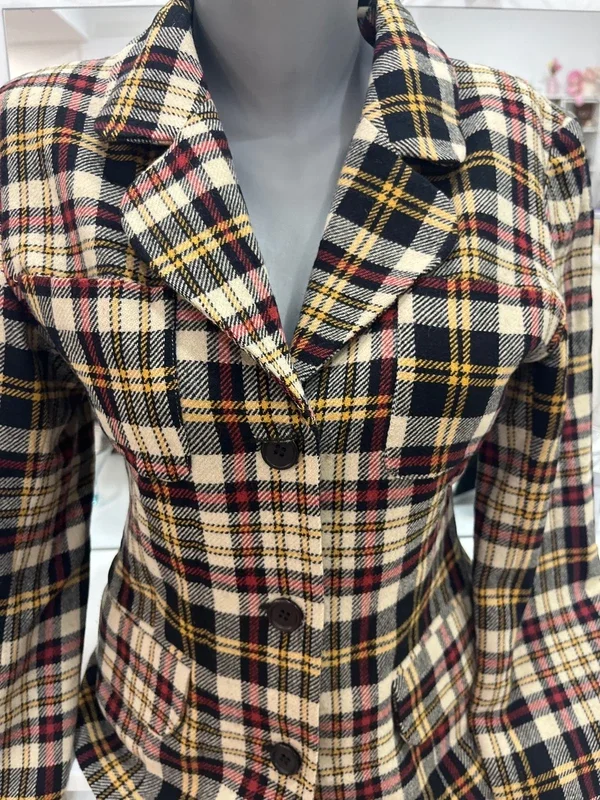 Blazer de cuadros beige, negro y rojo
