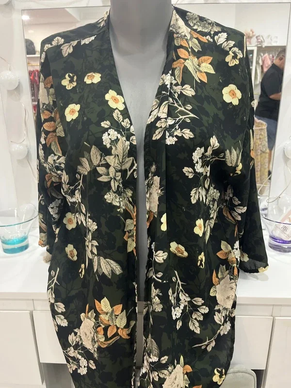 Kimono estampado floral verde de Bershka
