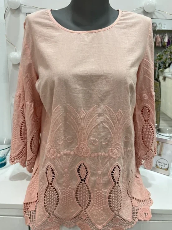Blusa rosa con bordados y manga acampanada