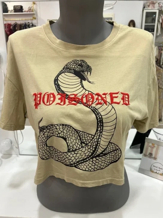 Camiseta crop top beige con estampado de serpiente