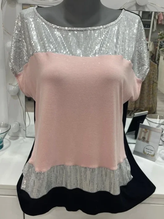 Camiseta rosa y plateada con lentejuelas