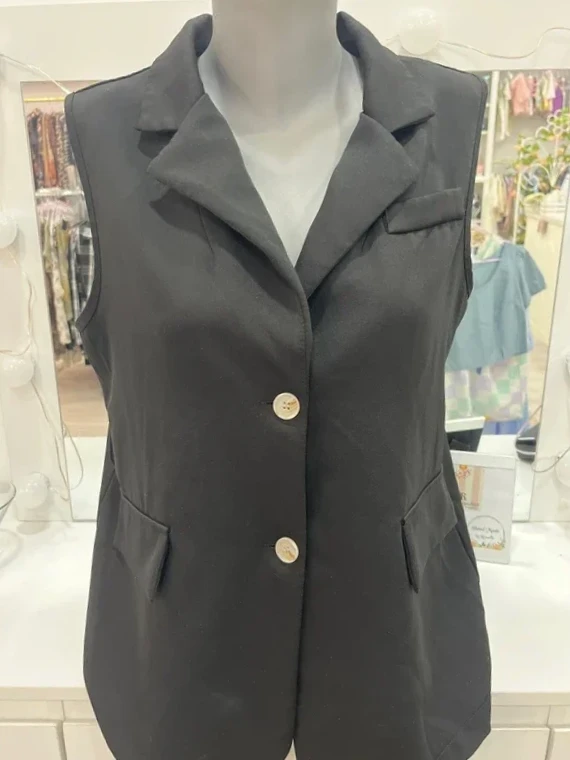 Chaleco negro tipo blazer