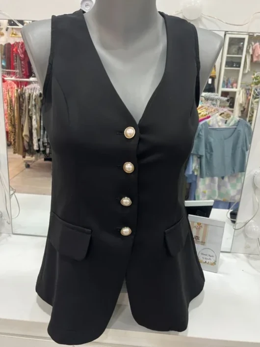 Chaleco negro con botones joya