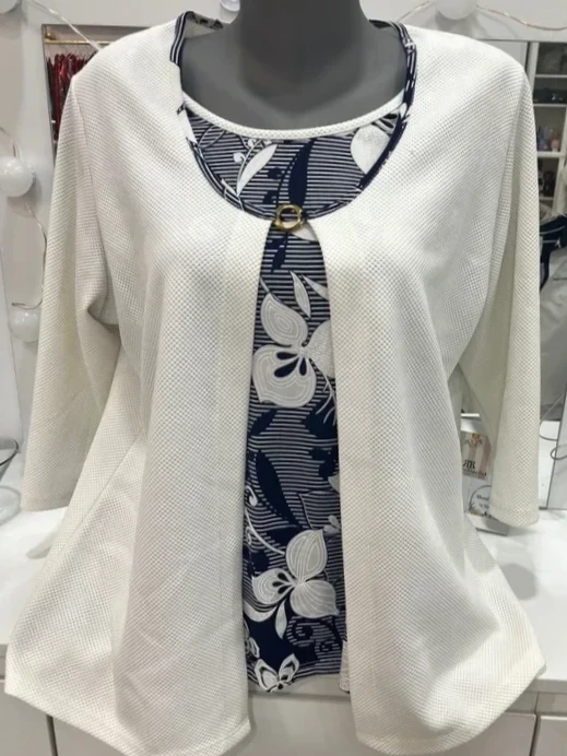 Blusa blanca con estampado floral y detalle de anilla
