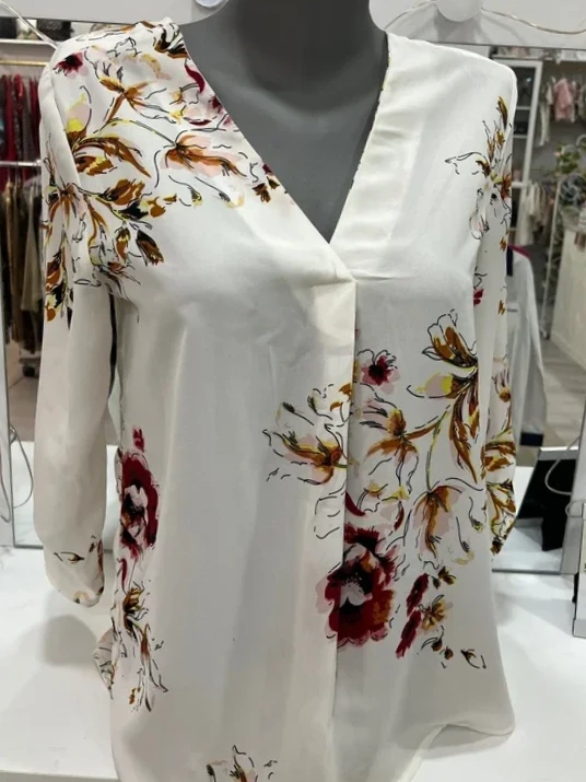 Blusa blanca con estampado floral