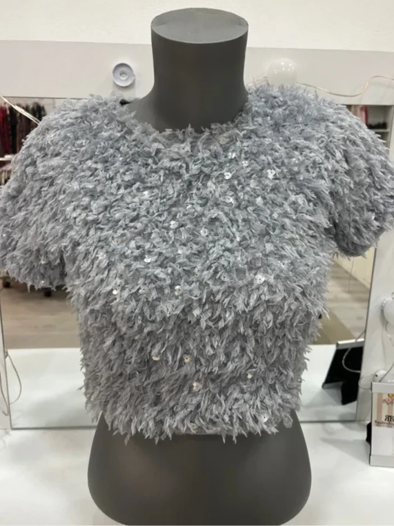 Top corto gris peludo de niña con lentejuelas