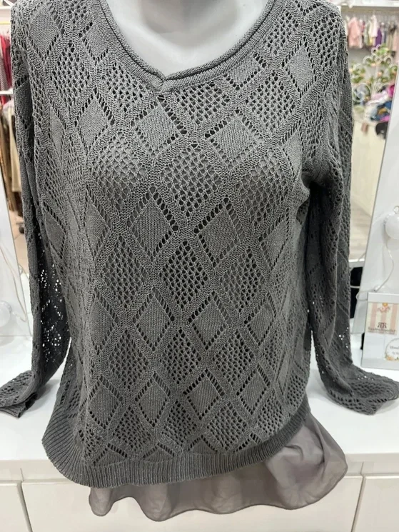 Jersey de punto calado gris con bajo asimétrico