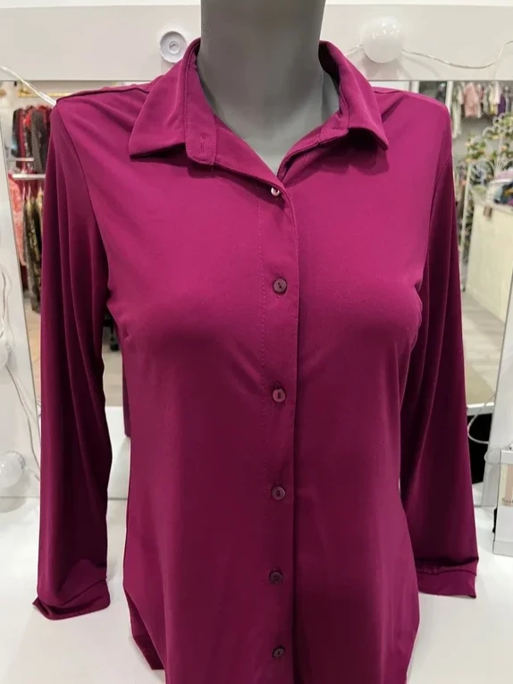 Camisa magenta de manga larga con cuello