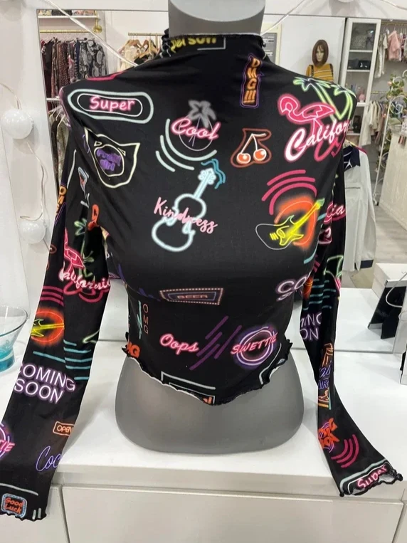 Top de manga larga con estampado de neón