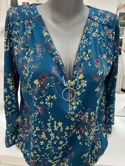 Blusa estampada floral con cremallera
