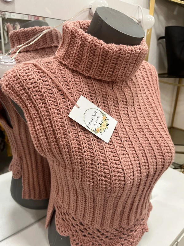 Top de punto rosa con cuello alto hecho a mano