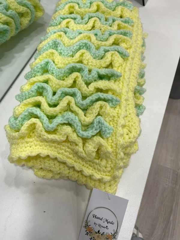 Manta tejida a mano con volantes amarillo y verde