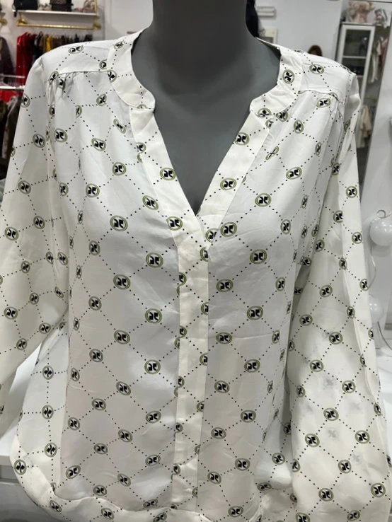 Blusa blanca con estampado geométrico
