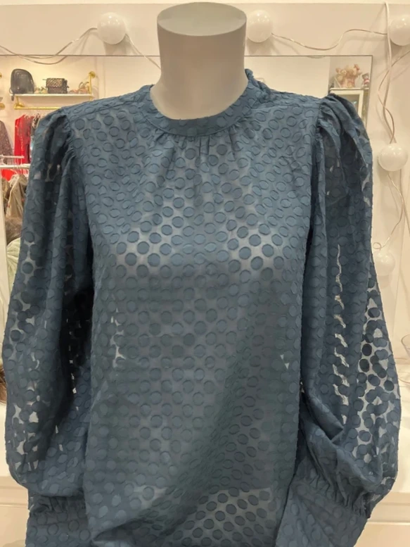Blusa azul con estampado de topos y manga abullonada