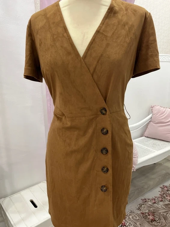 Vestido cruzado marrón con botones