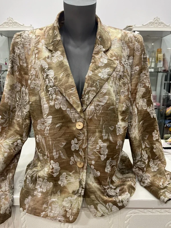 Blazer estampado floral marrón y blanco