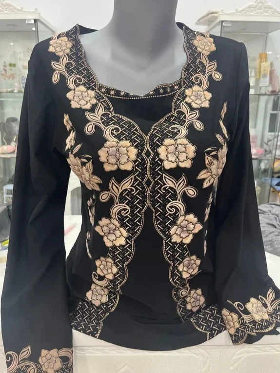 Blusa negra con bordado floral