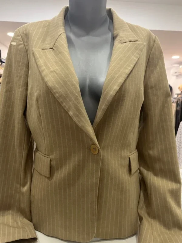 Blazer de rayas beige con un botón