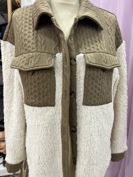 Camisa de borreguito y tejido trenzado color piedra