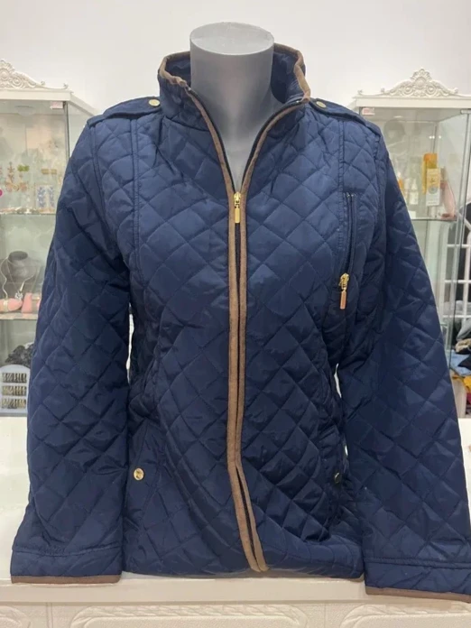 Chaqueta acolchada azul marino con ribete marrón