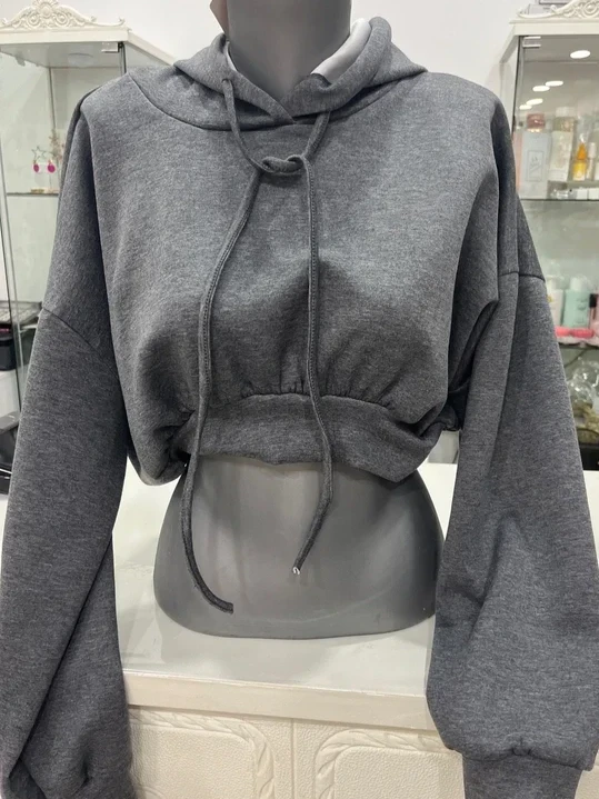Sudadera corta gris con capucha y cordones