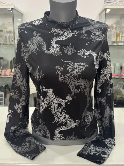 Top estampado dragones cuello alto negro